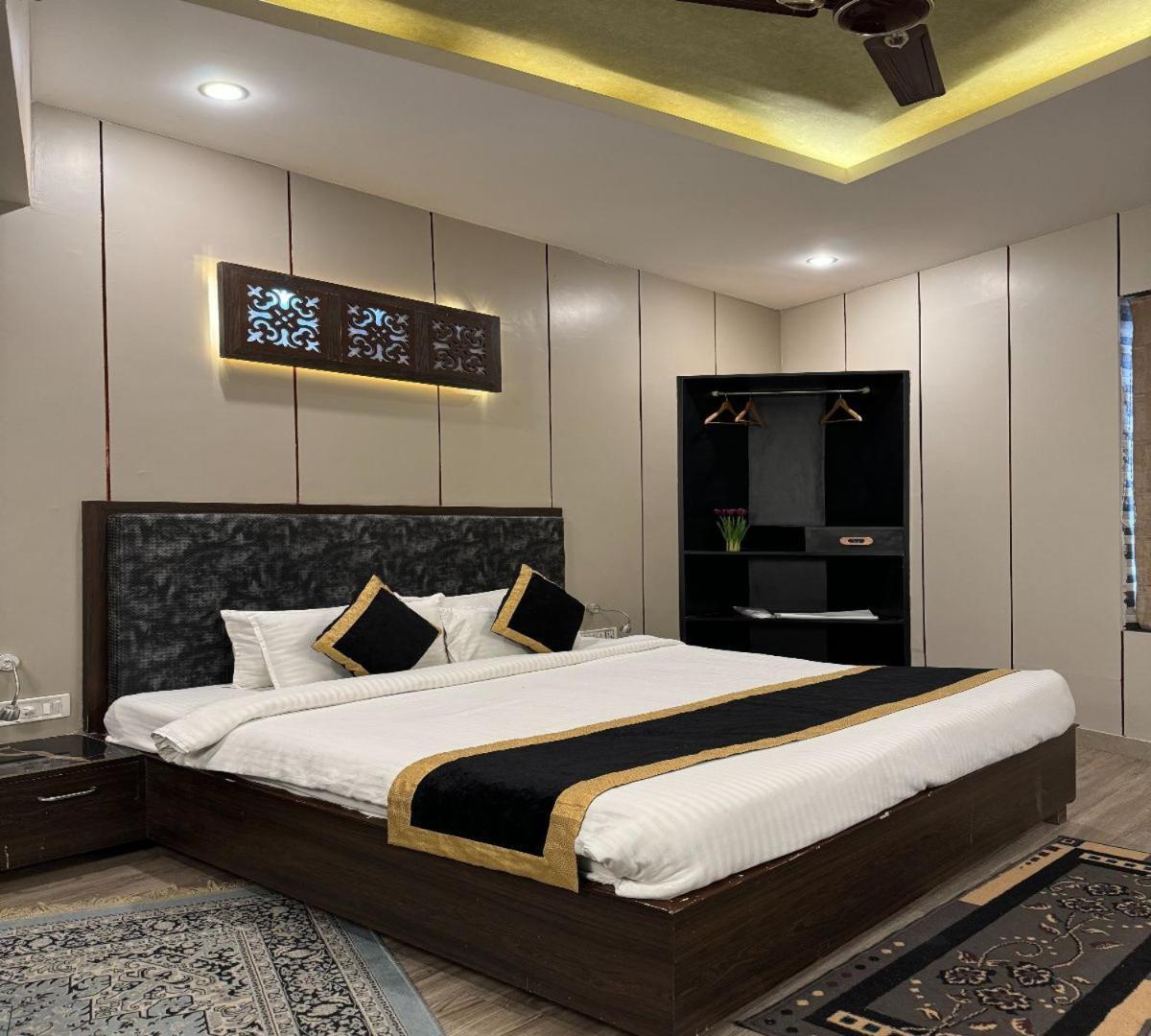 Hotel Runway Inn Pura Raghunāth 외부 사진
